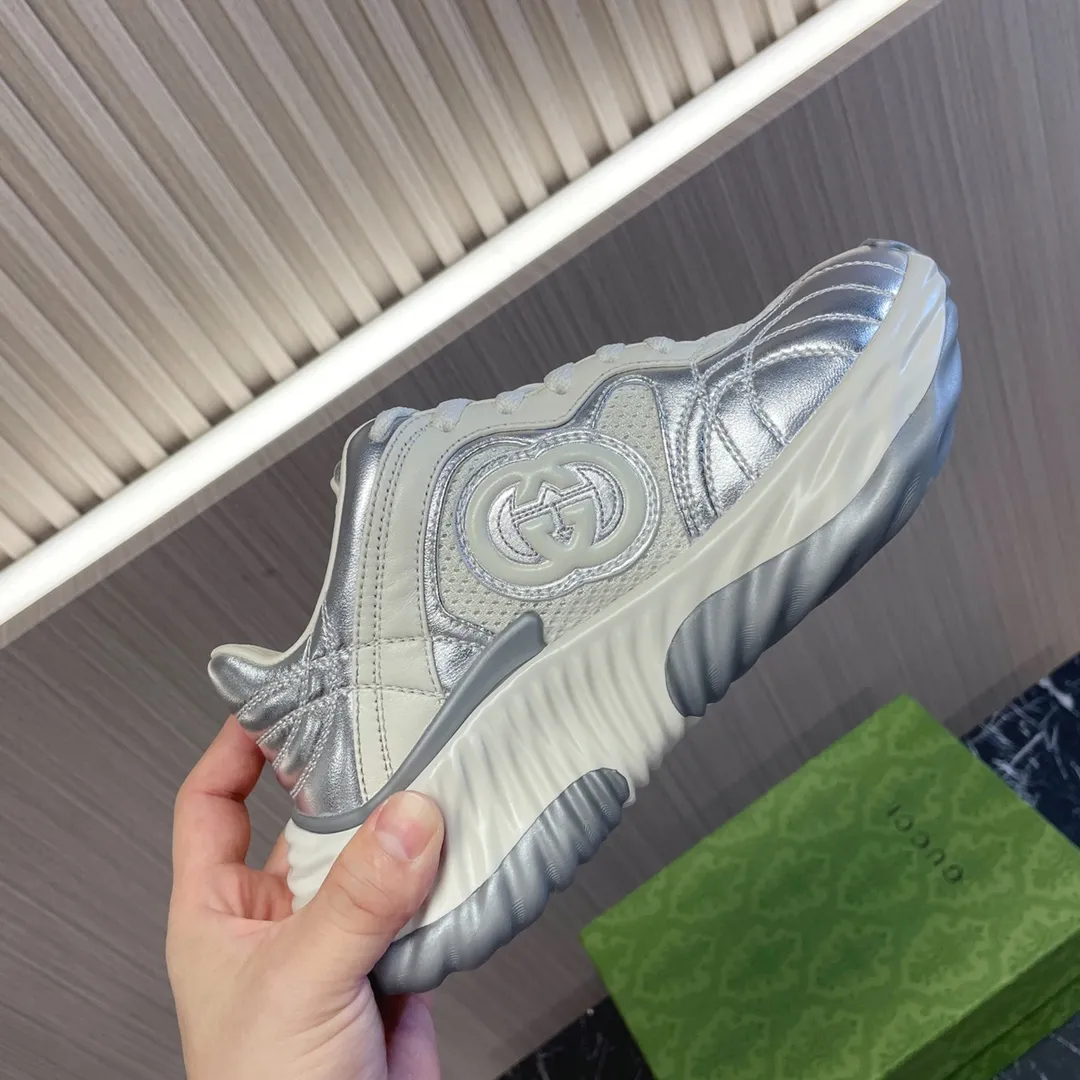 👟👟Ex-factory price 700👟👟 - the latest wave shoes; dad shoes; sports shoes; couple series... Gucci Ripple series sports shoes are made with innovative stitching technology, leather design with three-dimensional interlocking double G leather logo and Gucci letter metal logo embellishment, 3-color combination suction mold technology wavy outsole (soft/shock-absorbing/strong rebound) Original imported sheepskin ➕Original imported sheepskin lining ➕Original open-molded TPU suction mold 3-color outsole (sole thickness 5CM) Women's model 35-40 /